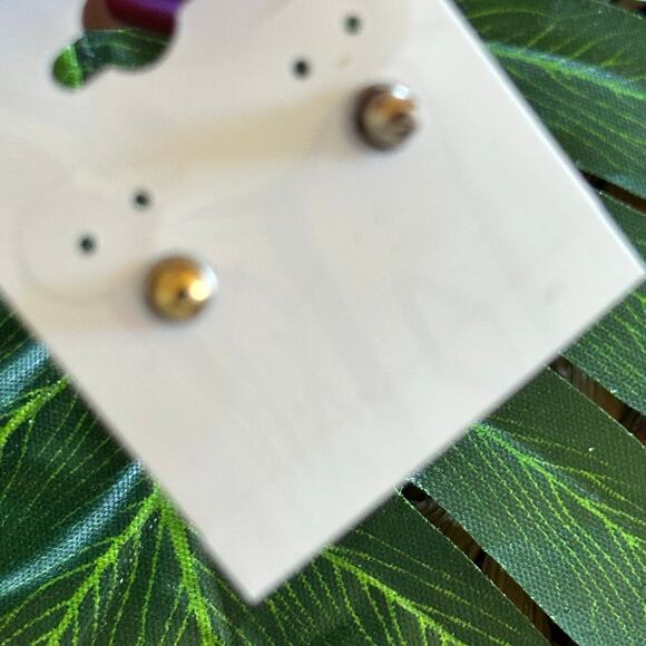 BOGO FREE VINTAGE PEARL STUD EARRINGS - Picture 4 of 4